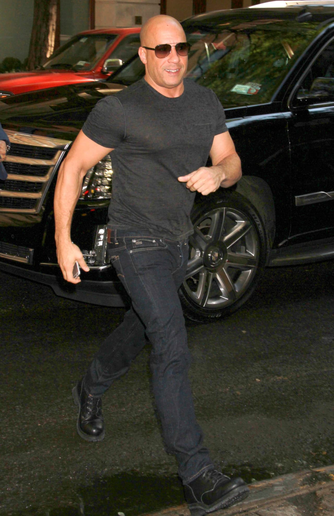 Tras el escándalo de su "barriguita" Vin reapareció en el show 'Live! With Kelly & Michael' y al llegar las cámaras captaron un extraño comportamiento.