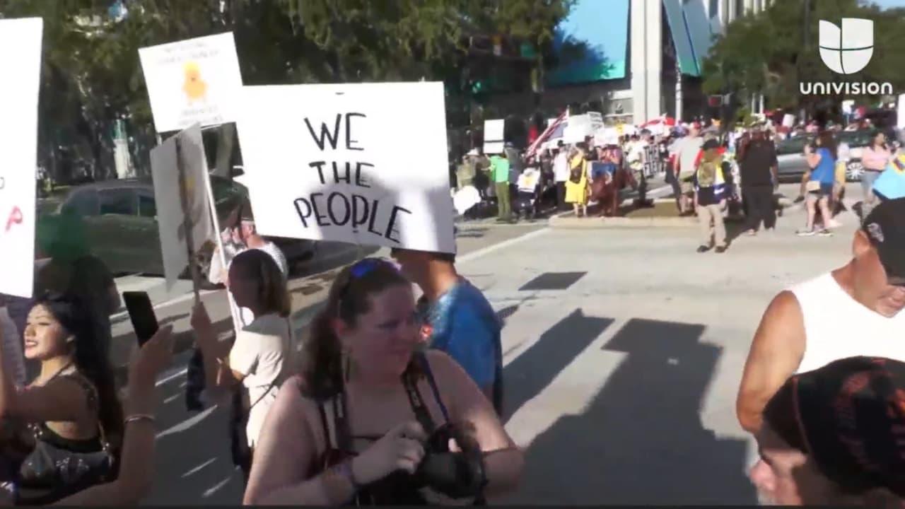 <b>Integración de comunidades locales</b>: ciudadanos de Tampa, no necesariamente inmigrantes, se suman a la marcha para apoyar la causa y participar en un llamado a la democracia y los derechos civiles.