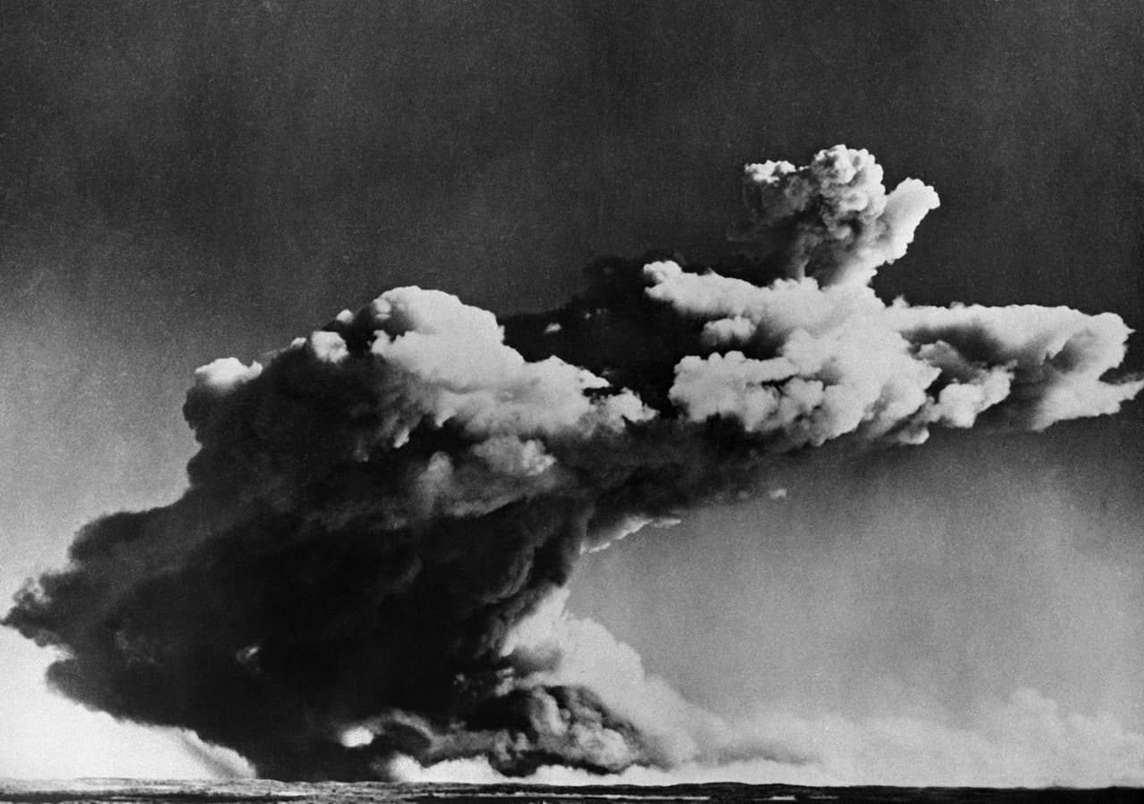 <b>¿Cuál es su poder?</b>
<br>La cantidad de energía destructiva liberada por una pequeña arma nuclear es de 10 kilotones, es decir, se necesitarían 10 toneladas de TNT para igualar su poder.
<b>Una bomba nuclear como la que se usó en Japón en la Segunda Guerra Mundial equivale <a href="http://www.nytimes.com/learning/general/onthisday/big/0806.html">a 20,000 kilotones de TNT</a>.</b>
<br>