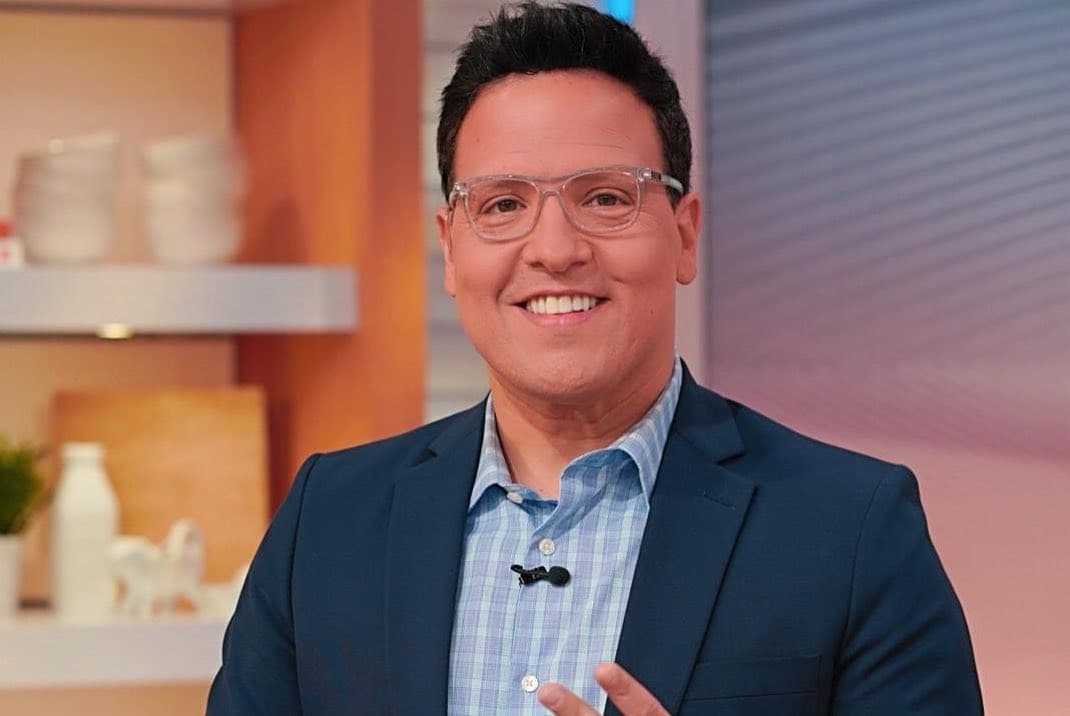 Raúl González celebra 30 años en TV brillando en Despierta América por Univision