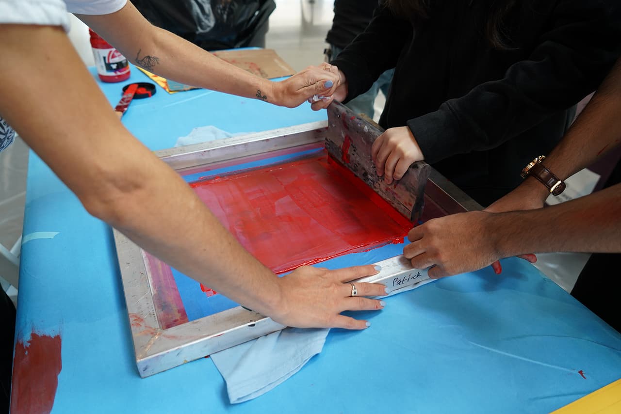 La artista mexicana Pia Camil presenta su más reciente obra.