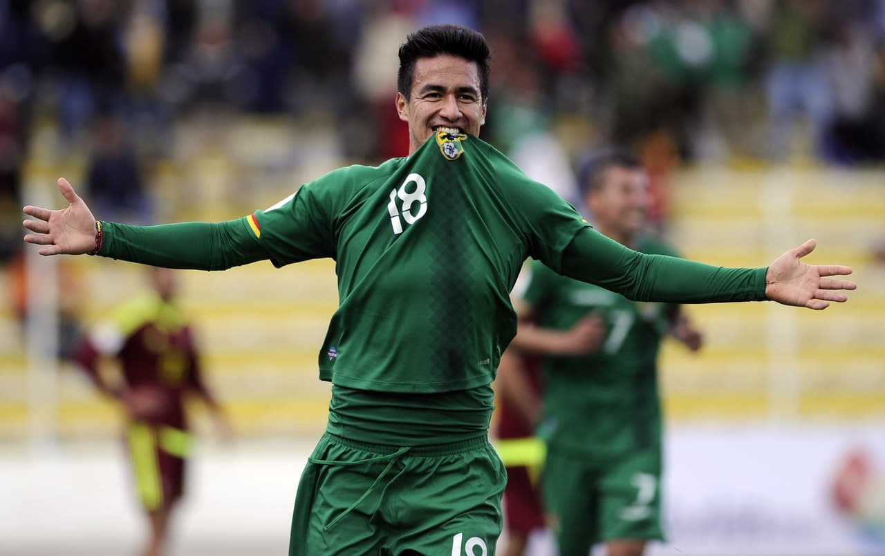 El uniforme de Bolivia es verde y el uniforme de visita está compuesto por una camiseta roja, pantalones blancos y medias blancas. Y también se le conoce como al equipo como La verde.