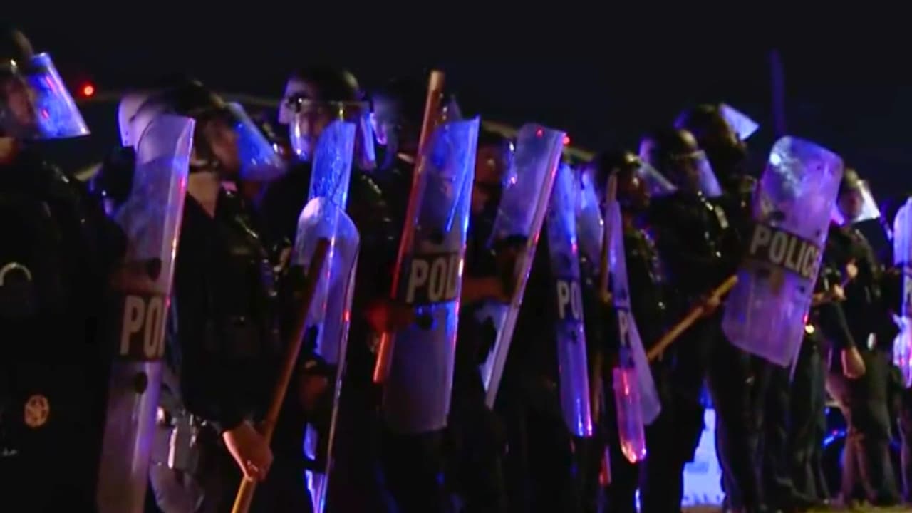 Decenas de policías en Dallas forman un cerco humano para impedir que los manifestantes detengan el tráfico.