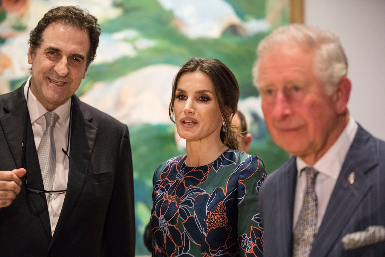 Gabriele Finaldi, director de la National Gallery, acompañó a dona Letizia y a Carlos de Gales en el recorrido de las siete salas que componen la exposición.