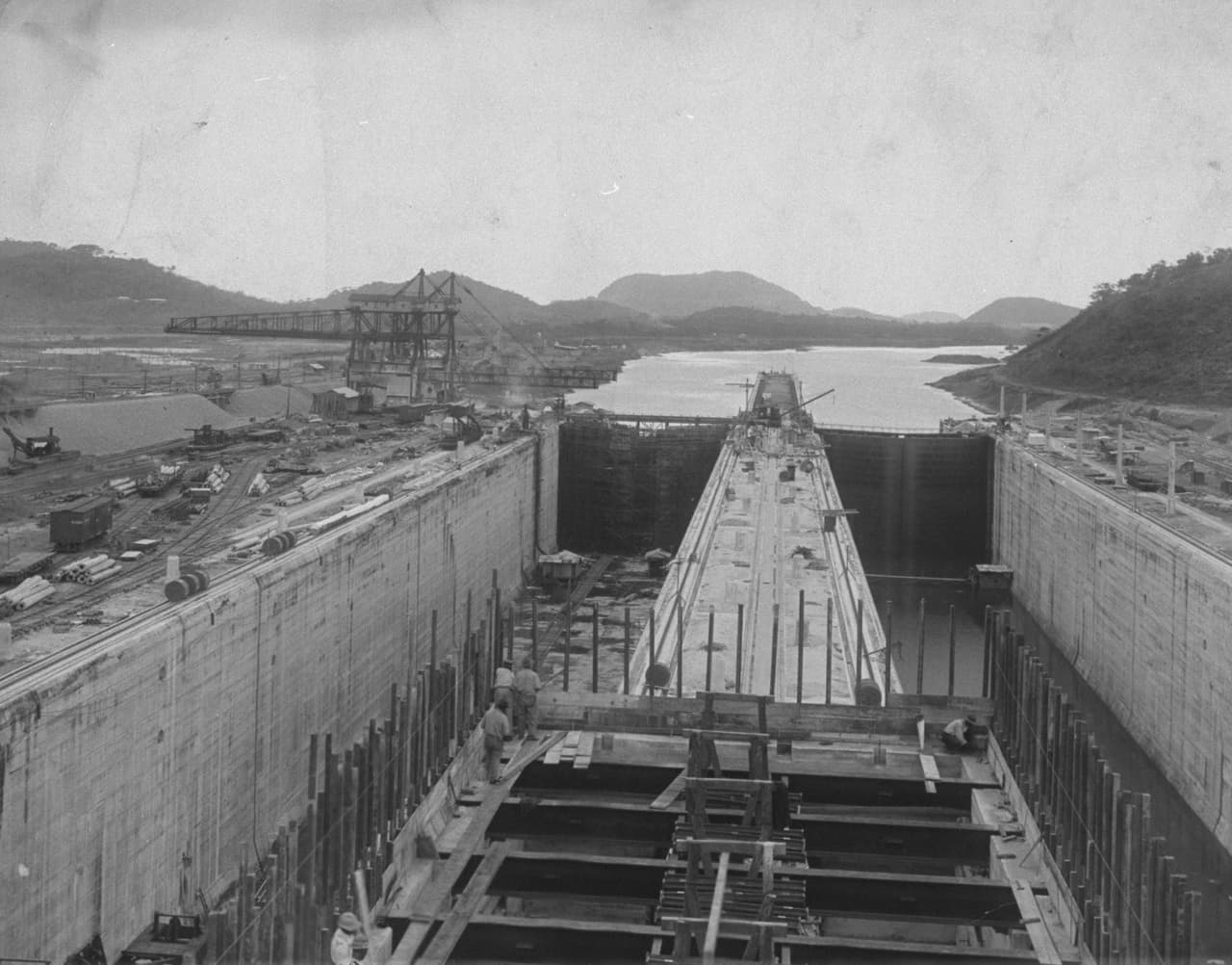 La construcción de la esclusa de Miraflores del Canal de Panamá en 1910. El sistema de esclusas de Miraflores es el primero al sur del canal.
