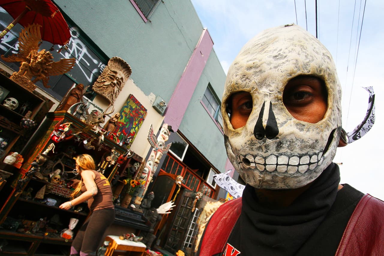 El 
<a href="https://www.univision.com/local/san-francisco-kdtv/sentencia-derick-almena-incendio-ghost-ship-oakland">incendio más letal en la historia de Oakland</a> se originó el 2 de diciembre de 2016 alrededor de las 11:20 pm en la bodega ‘Ghost Ship’, el nombre que 
<a href="https://www.univision.com/local/san-francisco-kdtv/sentencia-derick-almena-incendio-ghost-ship-oakland">Derick Almena</a> le dio al local de más de 4,000 pies cuadrados propiedad de Chor N. Ng.