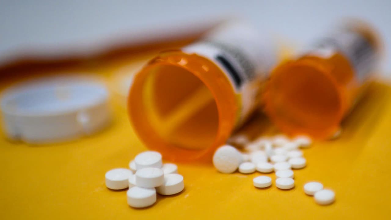 "Los muchachos se están yendo a las redes sociales, especialmente a Snapchat, para comprar lo que ellos creen que son pastillas farmacéuticas, pero ya sabemos que estas son clonadas y están hechas de fentanilo", denuncia un padre de familia que perdió a su hijo a causa de dicho estupefaciente.