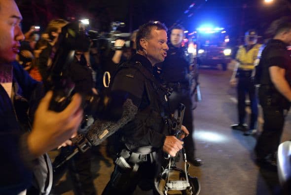 La policía confirmó vía Twitter, la detención del segundo sospechoso de los atentados del pasado lunes en el maratón de Boston (EE.UU.) y que había sido acorralado en el barrio de Watertown. "CAPTURADO!!! La caza se ha acabado. La búsqueda ha terminado. Se acabó el terror. Y la justicia ha ganado. El sospechoso está bajo custodia", se lee en el tuit de la policía de Boston. A lo largo de toda la jornada un extraordinario despliegue policial había perseguido a Dzhokhar Tsarnaev, un joven de 19 años de origen chechén, presunto coautor de los atentados. Según el diario Boston Globe, Tsarnaev fue capturado después de un tiroteo en el que resultó herido, por lo que está siendo trasladado al Hospital Mount Auburn de Cambridge. Un oficial le dijo al diario que el joven, de 19 años, se encuentra consciente. La noticia de su captura fue acogida con aplausos por el público que salió de sus casas.