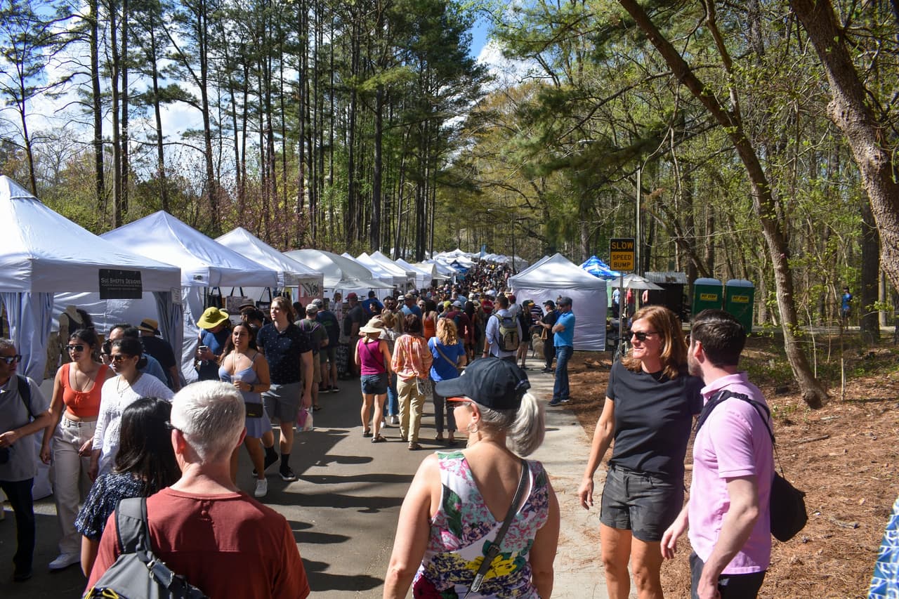 <b>Brookhaven Cherry Blossom Festival</b>
<br>
<b>Fechas</b>: 23 y 24 de marzo
<br>
<b>Lugar</b>: Blackburn Park. 3493 Ashford Dunwoody Rd. Brookhaven, GA
<br>
<b>Sitio web</b>: 
<a href="https://www.brookhavenga.gov/festival">https://www.brookhavenga.gov/festival</a> 
<br>
<br>Disfruta de dos días de música y compra obras de más de 100 artistas locales y regionales, juegue en Kidz Zone, vea autos clásicos y más.
