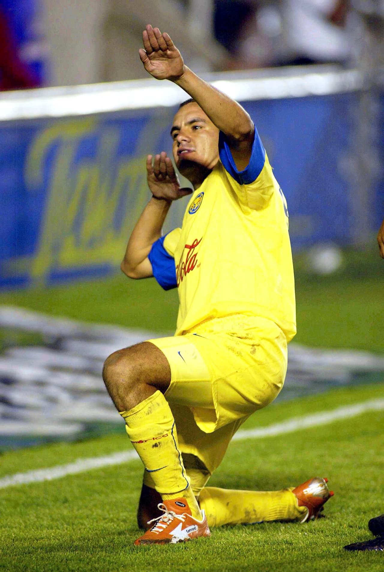 El Gobernador del Estado de Morelos y ex jugador del América, Cuauhtémoc Blanco, es dueño de un restaurante de mariscos llamado ‘Palapa del 10’, ubicado en la Ciudad de México. También cuenta con escuelas de futbol para el desarrollo deportivo de niños.