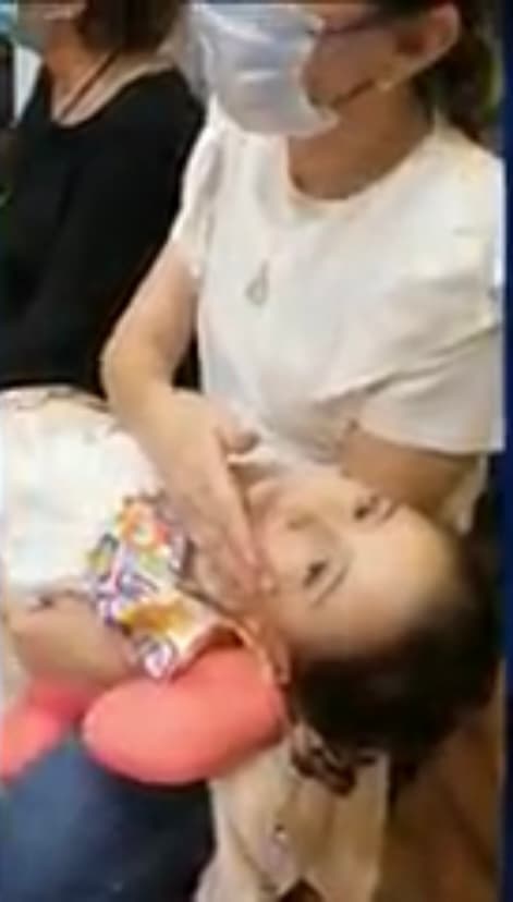 Ese día, durante el ritual del cambio de vestido de la Virgen, Juan Francisco tuvo que aplicarle aspiraciones pulmonares a su hija adentro del templo porque comenzó a tener dificultades para respirar. Sin embargo, una vez que estuvieron cerca de la virgen, antes de cambiar su atuendo, la niña no tuvo más problemas. 
<br>