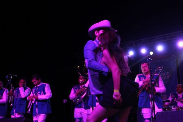 El Dasa revolucionó Phoenix con su voz y carisma, enloqueciendo a miles de fans que los esperaban ansiosas. El chulo causó furor con sus movimientos sexy y desafió seguridad para acercarse y bailar con sus consentidas.  