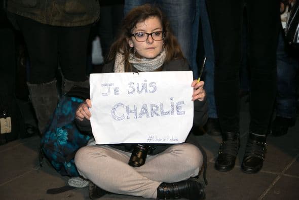 El lema 'Je Suis Charlie' (Yo soy Charlie) se ha extendido en una jornada trágica.