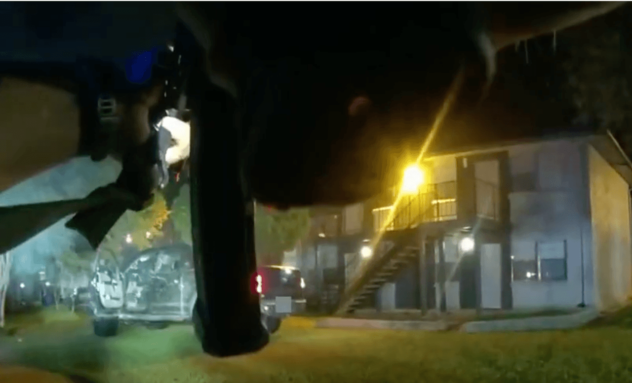 Revelan video de hombre abatido a tiros por oficiales de Austin: había llamado al 911 antes de dispararles 