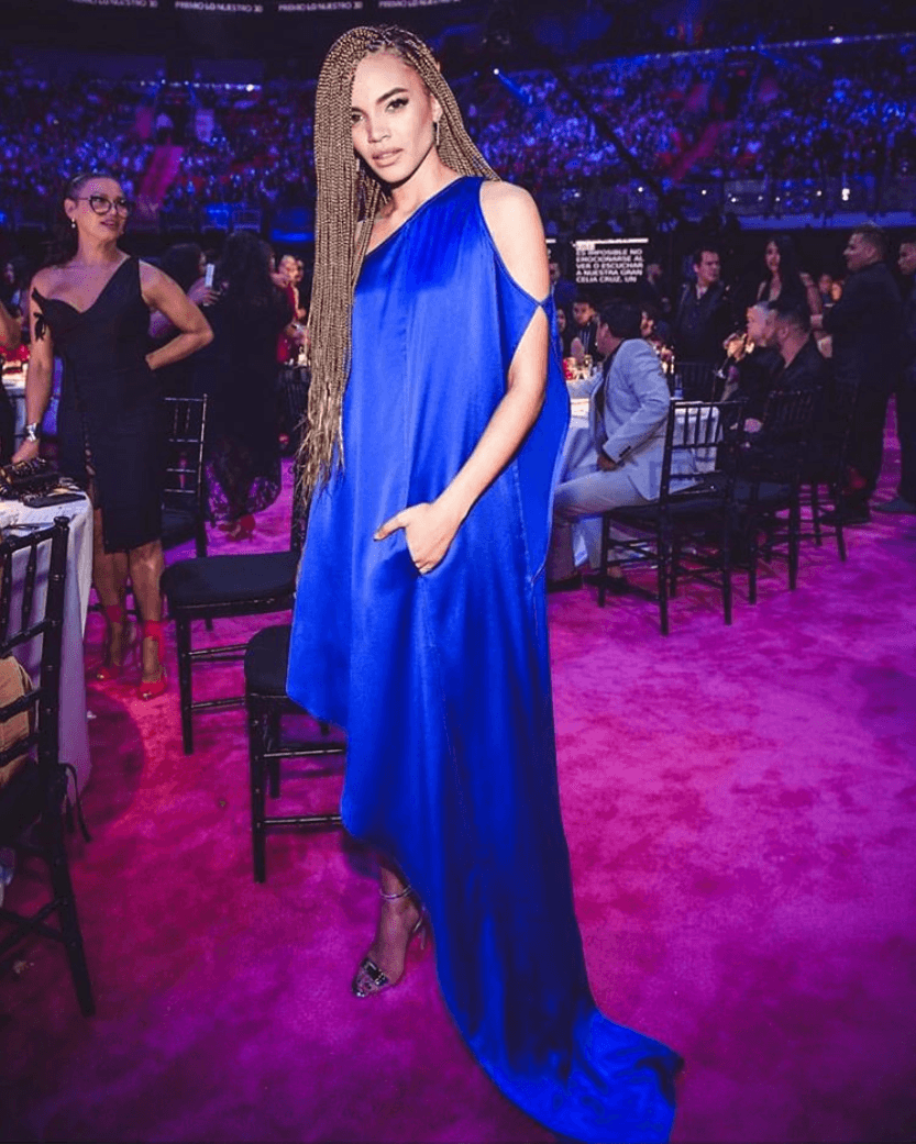 ¿Qué tal el look de
<b><a href="https://www.univision.com/temas/leslie-grace">Leslie Grace</a></b> en
<b><a href="https://www.univision.com/temas/premio-lo-nuestro-2018">Premio Lo Nuestro</a></b> 2018? La cantante dominicana no solo impactó con sus largas trenzas, pero también con este atuendo color azul.