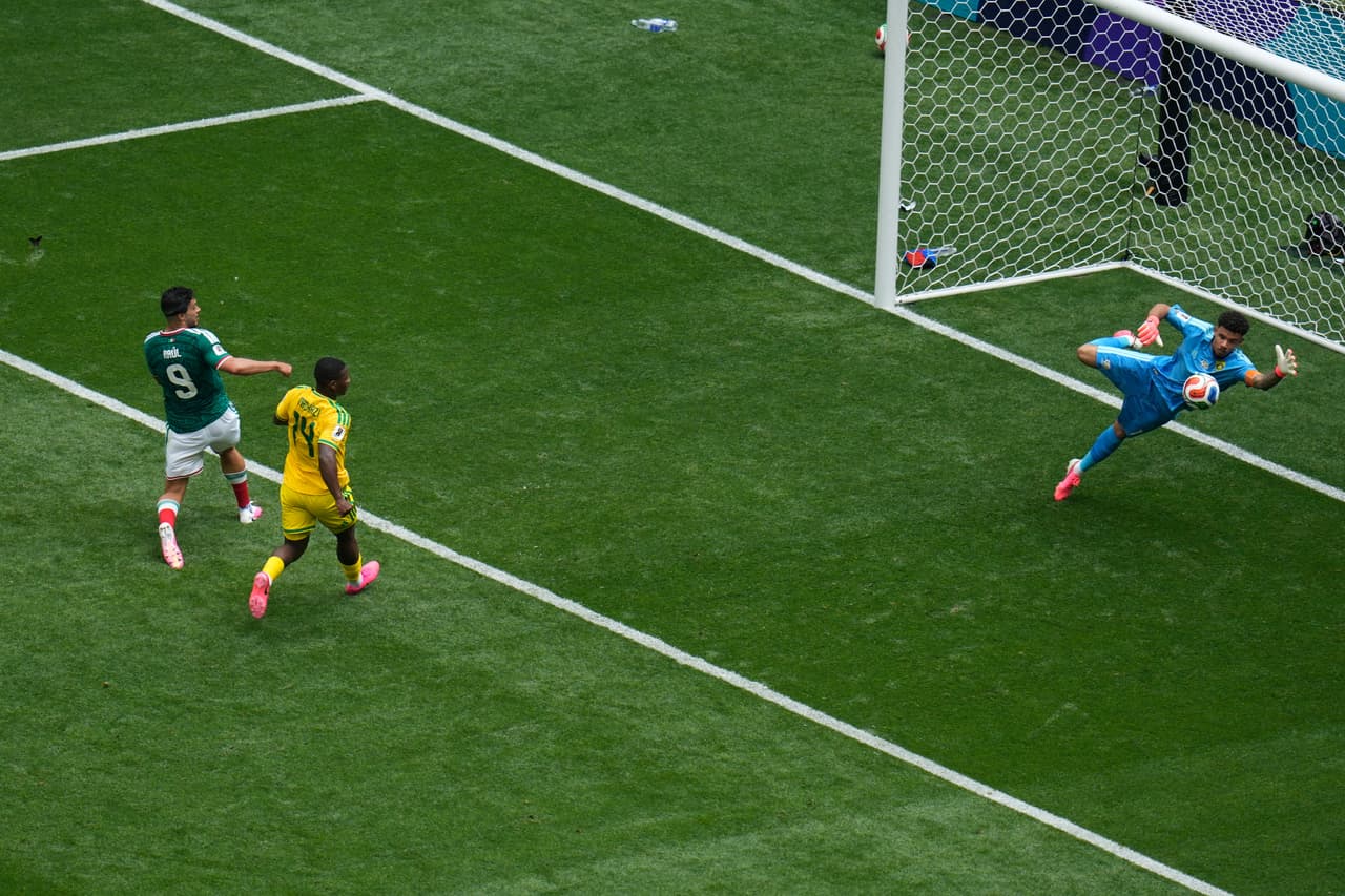 El portero de Sudáfrica, Ronwen Williams, realiza una atajada ante Raúl Jiménez, de México, y Mbekezeli Mbokazi, de Sudáfrica, durante el partido de fútbol del Grupo A de la Copa del Mundo entre México y Sudáfrica en Ciudad de México.