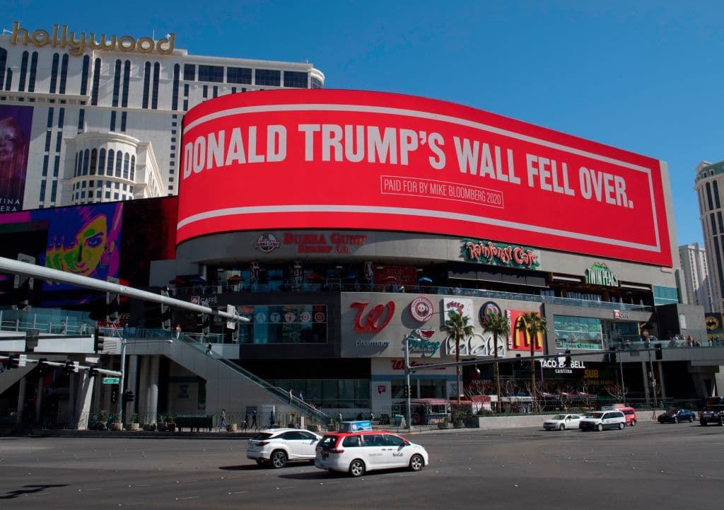 <b>"El muro de Trump se cayó", dice la valla. </b>Los ataques van en línea con los tuits de Bloomberg quien días atrás respondió al 'bullying' de Trump sobre su altura con un mensaje recordándole que conocen a la misma gente en Nueva York. "@realDonaldTrump... 
<b><a href="https://www.univision.com/noticias/elecciones-en-eeuu-2020/se-rien-de-ti-a-tus-espaldas-y-te-llaman-payaso-griton-de-feria-bloomberg-le-da-a-trump-un-poco-de-su-propia-medicina-en-twitter">Se ríen de ti a tus espaldas y te llaman payaso gritón de feria</a></b>. Ellos saben que tú heredaste una fortuna y la desperdiciaste en negocios estúpidos e incompetencia", le dijo al presidente.