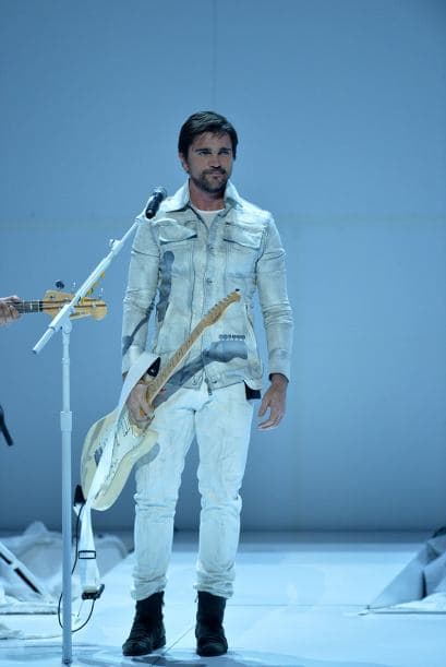 Con una cara de satisfacción, así fue como terminó Juanes su paso por los festejos de los 15 años del Grammy Latino.