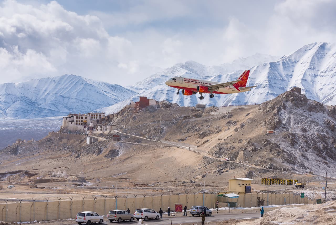 <b>Leh, India</b>
<br>
<br>Es uno de los aeropuertos más altos del mundo, está a 10,682 pies sobre el nivel del mar (unos 3,250 metros). Su pista es inusualmente corta, está rodeada de montañas y por las tardes es azotada por severas ráfagas de viento. 
<br>
<br>Los vuelos están restringidos solo a las mañanas y no se permiten aviones pesados ni de fuselaje ancho. Según CNN travel todos los pilotos que aterrizan allí han recibido un entrenamiento especial.
<br>