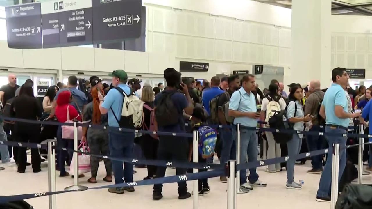 Enormes filas llenan aeropuertos por puntos de control de TSA; se suman agentes de ICE como apoyo