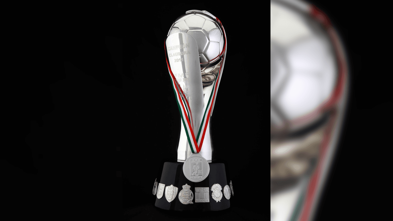 El trofeo de la Liga MX en México.