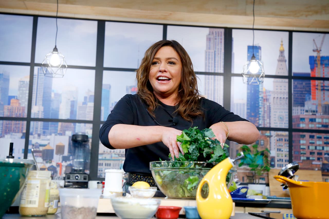 <b>Puesto 15. Rachael Ray.</b> La famosa cocinera y estrella del canal Food Network nunca asistió a una escuela culinaria formal. Ingresó en la Universidad Pace en el estado de Nueva York, pero la abandonó a los dos años y para concentrarse en la gastronomía. Tuvo un programa en una televisora local que llamó la atención de Food Network, lo que la llevó a firmar su primer gran contrato con el canal especializado. Tiene un patrimonio neto estimado de entre 60 y 80 millones de dólares.