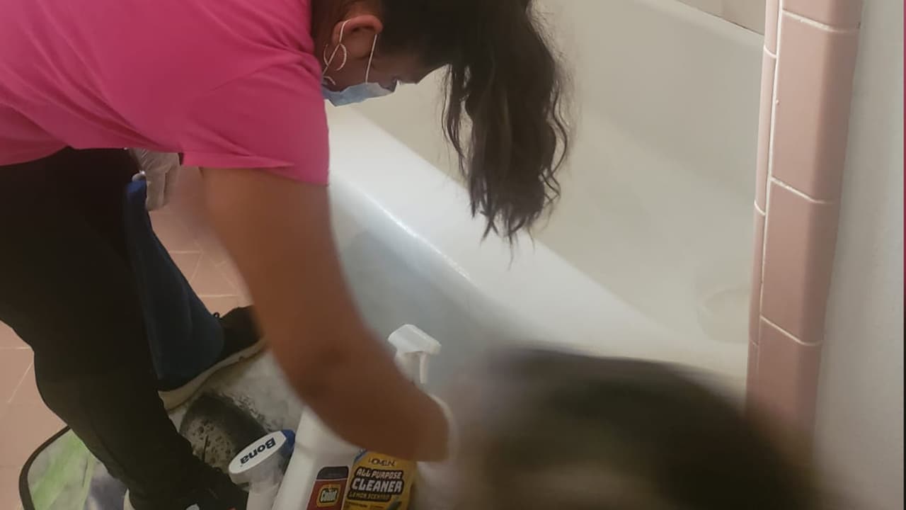 “Yo me siento preocupada porque los cobros no paran, los clientes piensan que como uno va de la calle les lleva el coronavirus” , indicó la mujer.