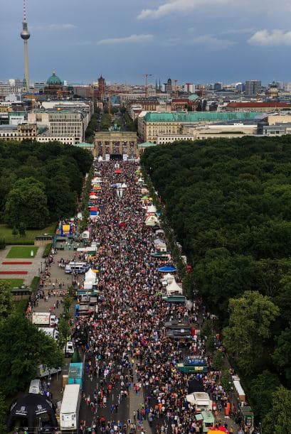 Miles de personas asisitieron a la marcha. Una vista aérea. A lo lejos se observa la Puerta de Brandenburgo.