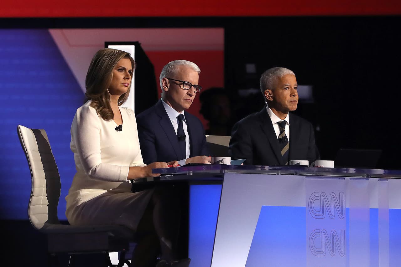 Los moderadores de este debate fueron los presentadores de CNN
<b>Erin Burnett y Anderson Cooper</b>, y el editor jefe de Nacional del diario
<i>The New York Times</i>
<b>Marc Lacey</b>.