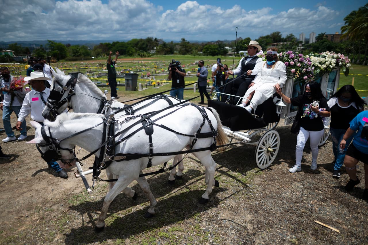 Un carruaje tirado por caballos transporta el ataúd que contiene los restos de Keishla Rodríguez en el cementerio de Guaynabo.