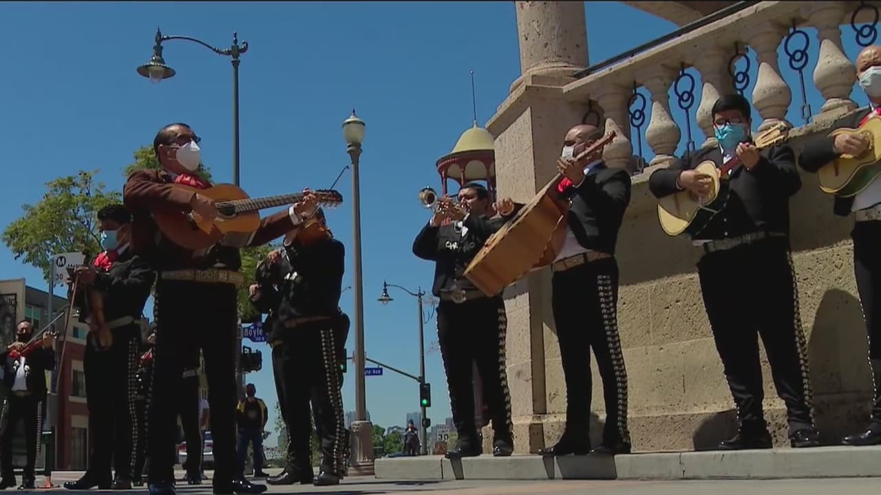 Mariachis buscan ofrecer sus serenatas en tiempos de coronavirus en Los Ángeles