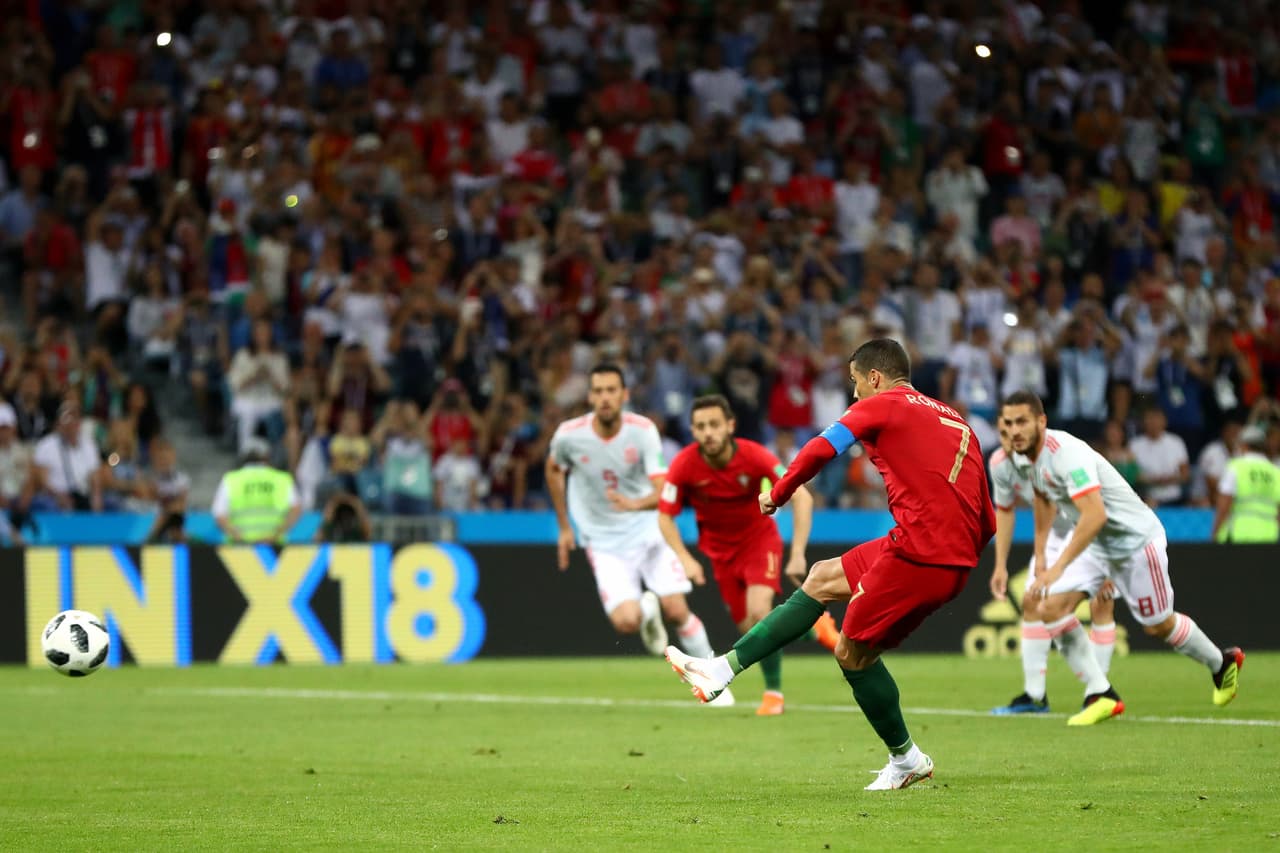 Antes de patear el penalti, el nacido en Funchal respiró hondo y profundo, miró al cielo y se encaminó a impactar el esférico con su prodigiosa pierna derecha.