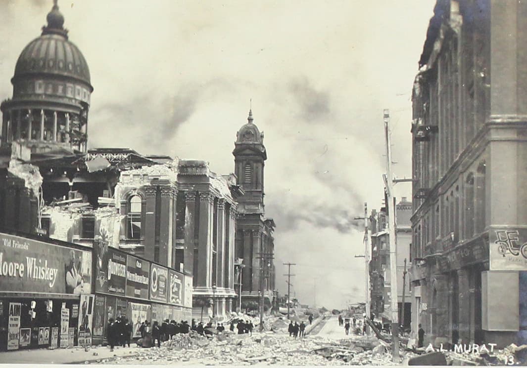 Los escombros en las calles contribuyeron a dificultar el tránsito por San Francisco en los días posteriores al sismo, lo que también perjudicó las tareas de extinción de los fuegos.