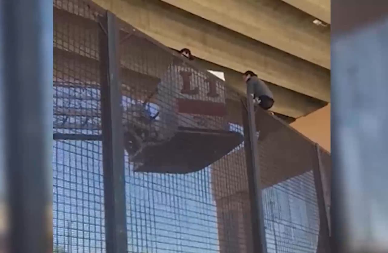 “Una problemática que afecte directamente a México y a El Paso se presenta cuando traficantes de personas obligan a migrantes a subir al muro para después abandonarlos, dejándolos atrapados en la parte superior o empujándolos en su descenso, provocando lesiones severas o incluso la muerte”, dijo el cónsul de México en El Paso, Mauricio Ibarra Ponce de León, en el video de la Patrulla Fronteriza.