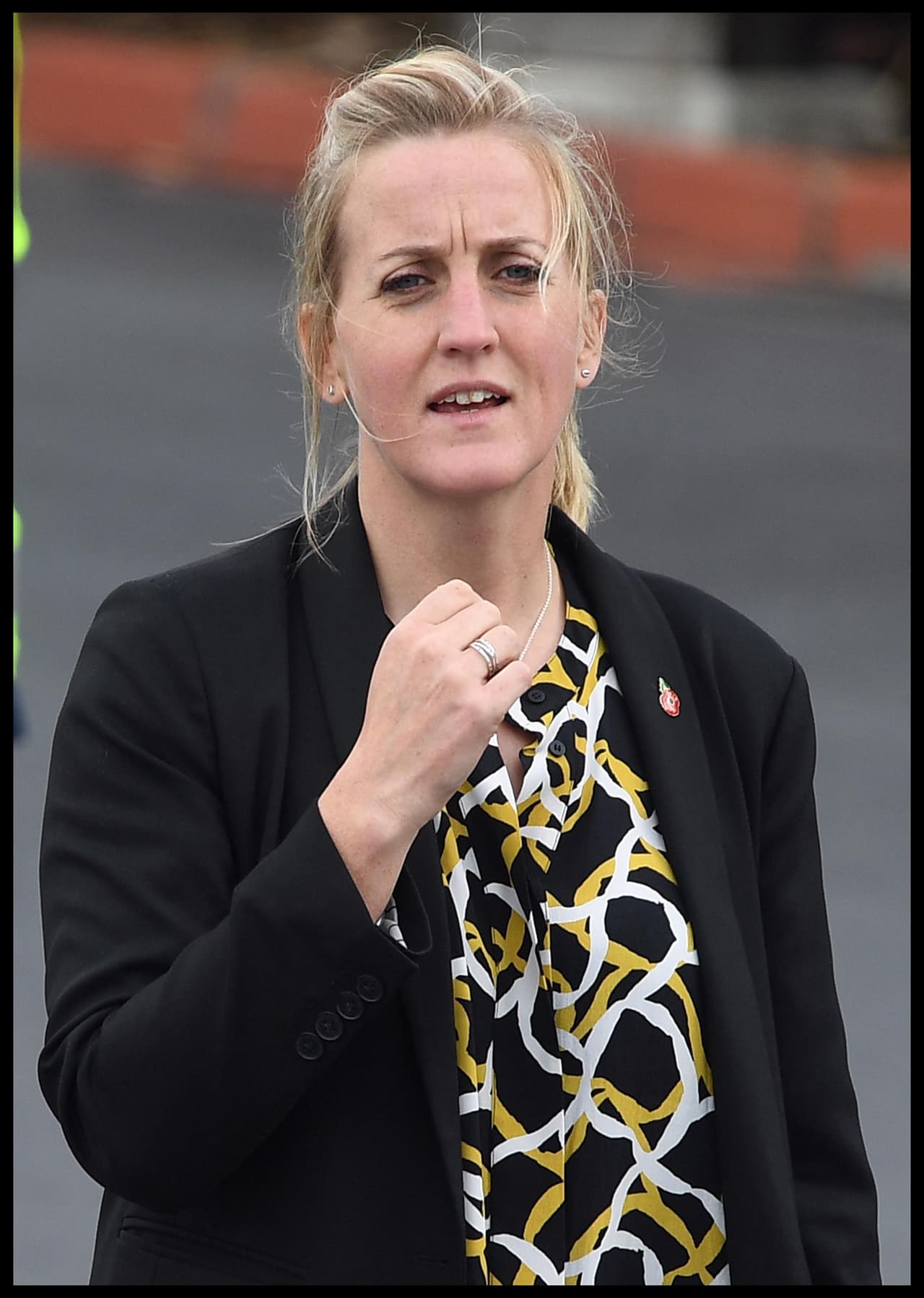 La exjefa de seguridad de Meghan no ha hecho ninguna declaración al respecto de su dimisión. La primera empleada de la exactriz estadounidense en renunciar fue Melissa Touabti, una de las ayudantes del palacio que dejó el cargo a los seis meses asumirlo, alegando falta de entendimiento con la duquesa de Sussex.
<br>