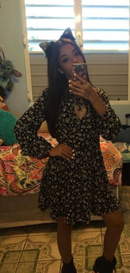 Indudablemente, Taishmara se vale de su originalidad a la hora de buscar qué look le queda mejor. Sus accesorios en el pelo, junto al maquillaje oscuro en sus labios y cejas la hacen ver como una chica misteriosa que tiene muchas sorpresas por mostrar.