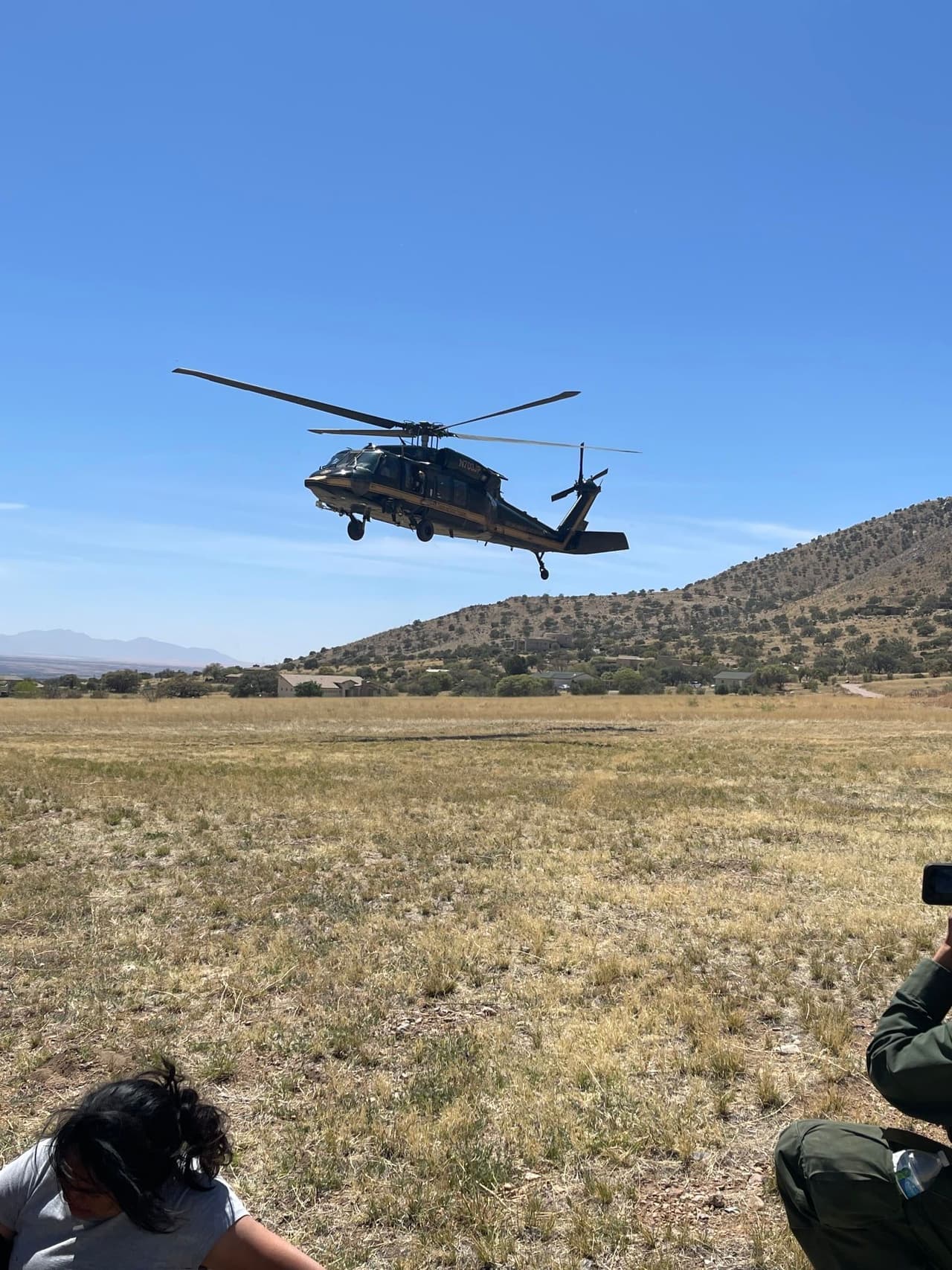 Luego se notificó que el helicóptero de CBP llevaría a cabo el rescate de la mujer. El sheriff apoyó la acción en el área de Stone Ridge. El CBP Blackhawk llegó al área alrededor de las 11:30 am y bajó uno de los paramédicos.