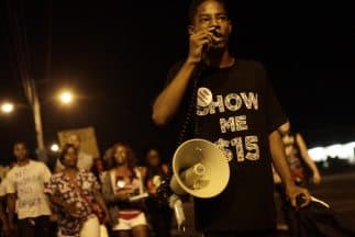 Tras casi dos semanas de violentas protestas en Ferguson, la ciudad vivió su primera noche sin disturbios.
