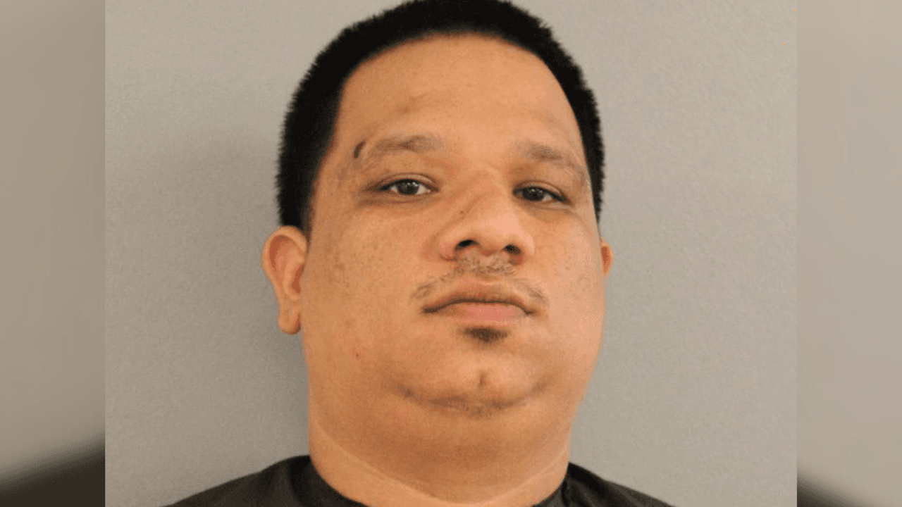 Sammy García, de 27 años, fue detenido bajo el cargo de posesión de una sustancia controlada con la intención de entregar, dice un comunicado del condado de Bastrop. Una de las armas que confiscaron estaba reportada como robada desde Carolina del Norte.