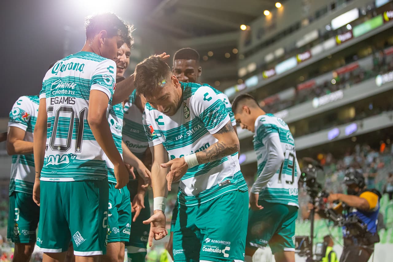 León comienza a desmotstrar el futbol que lo hizo campeón del futbol mexicano y vencen 1-2 a Santos. La Fiera escaló hasta la novena plaza y los Guerreros se mantienen en el tercer lugar.