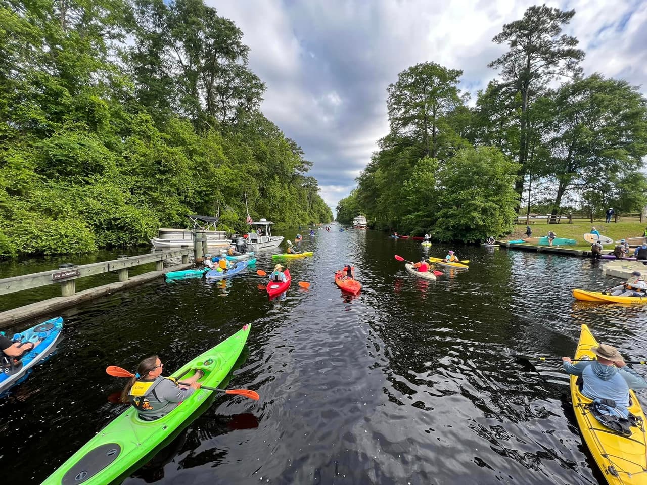 <b>Dismal Swamp State Park</b>
<br>
<b>Sitio web</b>:
<a href="https://www.ncparks.gov/state-parks/dismal-swamp-state-park">https://www.ncparks.gov/state-parks/dismal-swamp-state-park</a>
<br>
<b><a href="https://maps.app.goo.gl/6bBACzKG1bgaGV7J8">Cómo llegar</a> </b>
<br>
<br>Este parque está ubicado en South Mills y es conocido por sus vistas panorámicas del Great Dismal Swamp. El parque ofrece rutas de senderismo, pesca y paseos en bote.