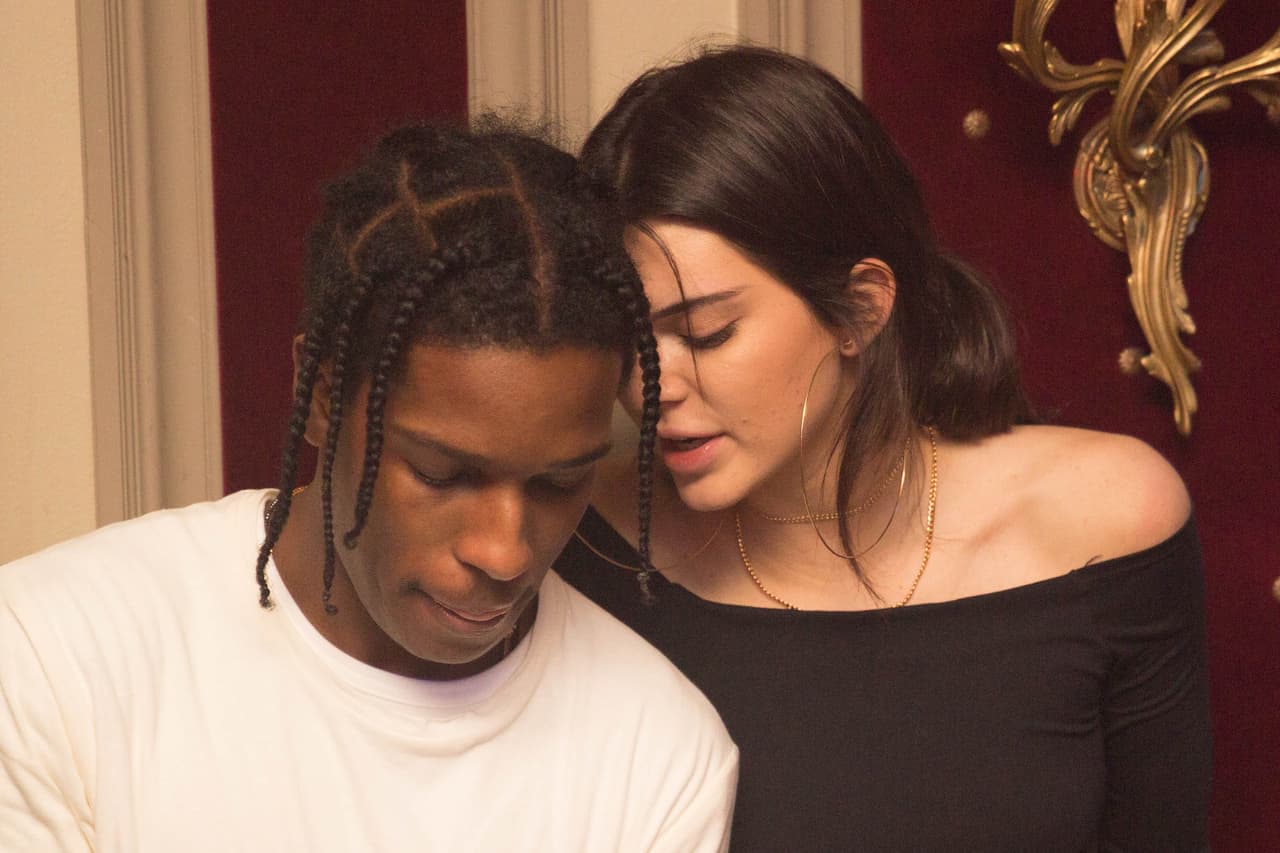 De acuerdo con la revista Hola!, a principios de 2017 Kendall Jenner se dejó ver muy cariñosa al lado del rapero Asap Rocky.