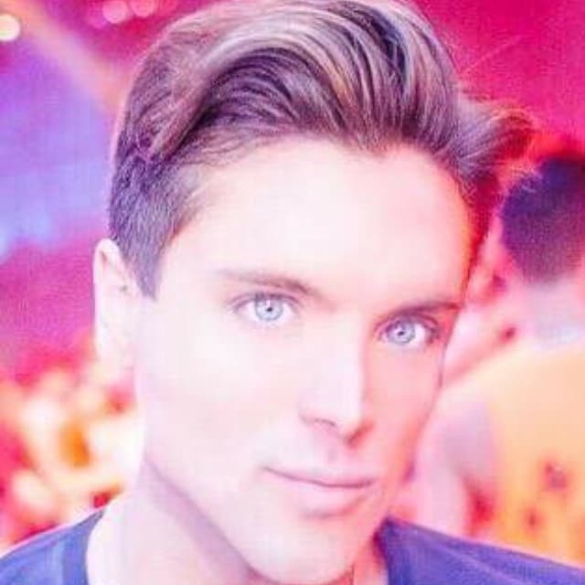 Tiene 28 años de edad y casualmente también es brasileño.