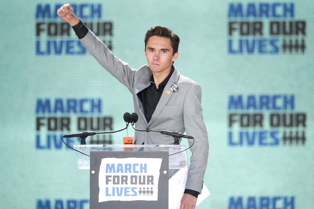 Horas antes el estreno, el propio 27 de marzo, Barr hace eco de una teoría conspirativa y agrega las palabras "NAZI SALUTE" (saludo nazi), a un tuit que asegura que David Hogg, sobreviviente del tiroteo de Parkland y activista contra las armas, hizo deliberadamente un saludo nazi durante su participación en la #MarchofOurLives (#MarchadeNuestrasVidas) de Washington. Todo como parte de una supuesta conspiración contra Trump. La comediante luego borró el tuit original.