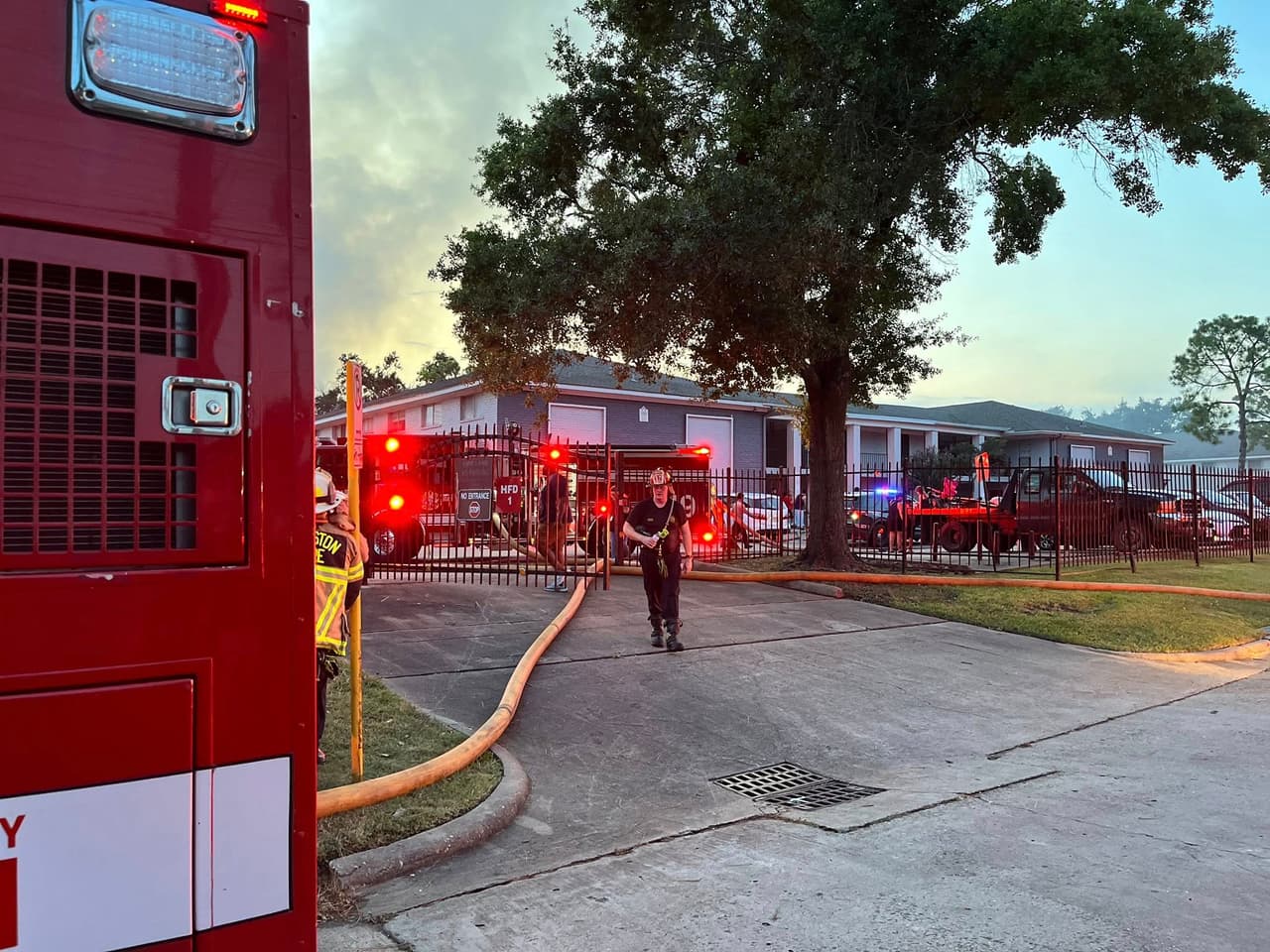 La comunidad y las autoridades siguen a la espera de más detalles oficiales mientras se mantienen los esfuerzos por
<b>ayudar a centenares de afectados por el incendio.</b>