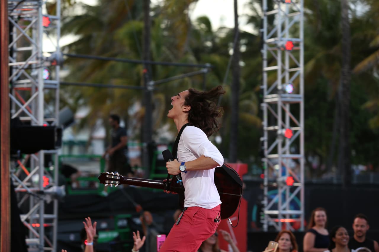 No sabemos bien quién estaba más nervioso: Jordan o su padre. A pesar de su poco dominio del español, Jordan logró convencer a los jueces.