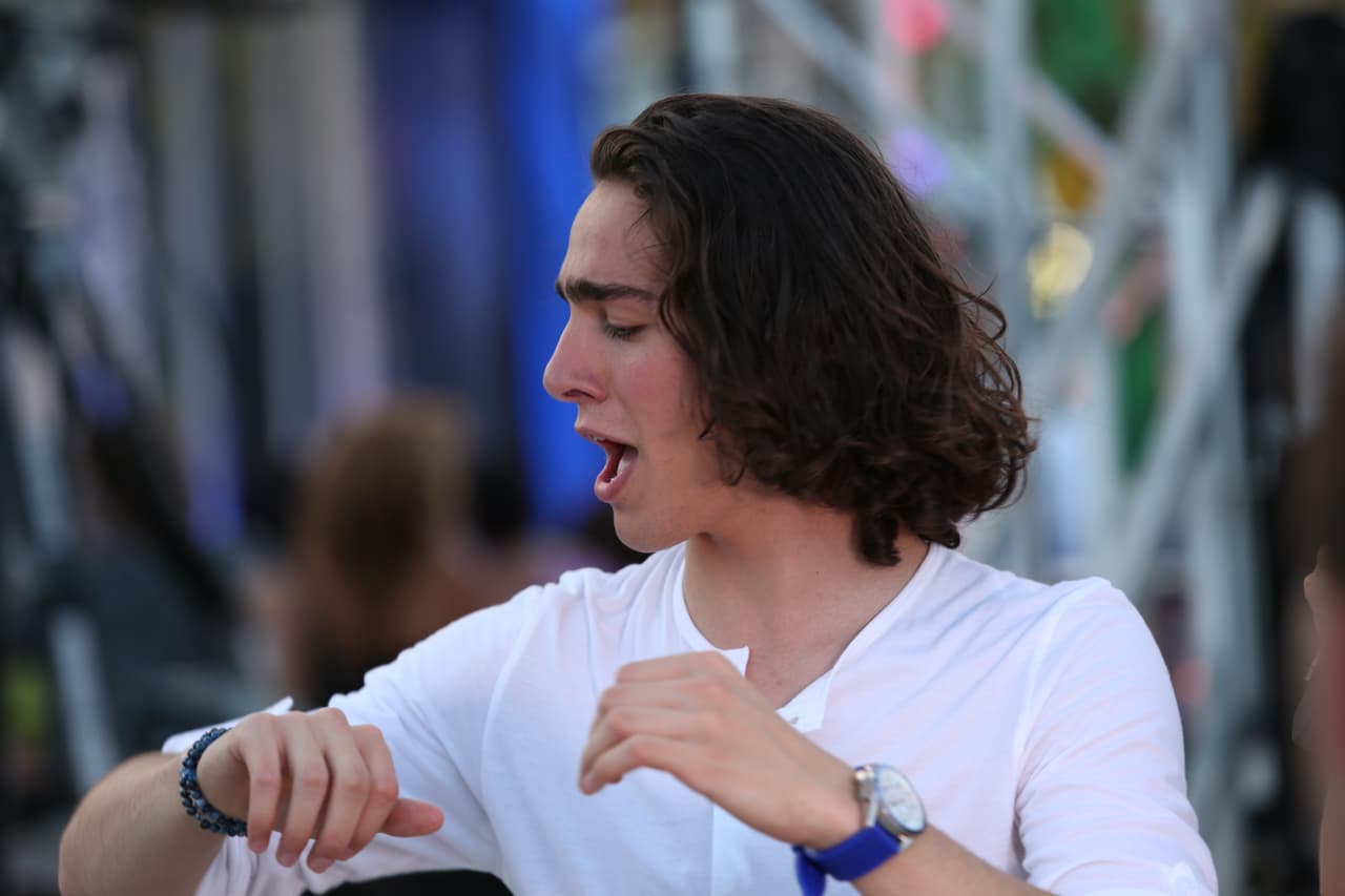 No sabemos bien quién estaba más nervioso: Jordan o su padre. A pesar de su poco dominio del español, Jordan logró convencer a los jueces.