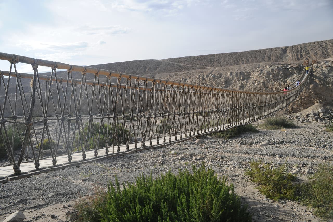 <b>Q’eswachaka </b>ha sido declarado por la UNESCO como 
<b>Patrimonio Cultural Inmaterial</b> y cruza el 
<b>Río Apurímac</b>. Los trabajos de renovación (acopio del ichu, desarme del puente y colocación del nuevo pasamanos y superficie) duran unos cuatro días y culminan con una gran fiesta durante la segunda semana de junio. El trenzado del ichu para el nuevo puente lo realizan solamente mujeres, supervisadas por un 'chakaruwak' o especialista.