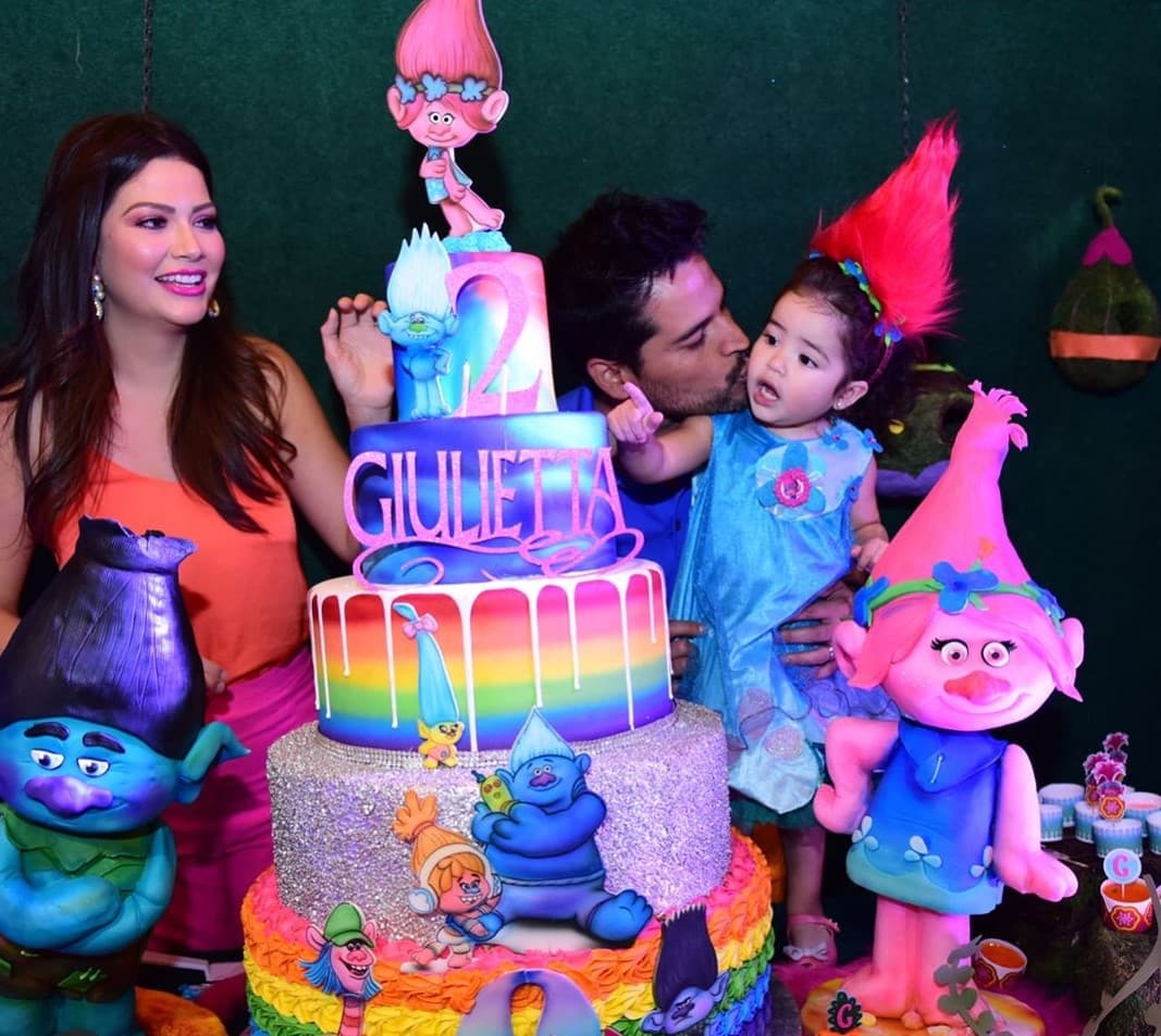 En este evento tan especial para la familia Martínez Gámez se dieron cita familiares y amigos del medio con sus respectivos hijos. Aquí vemos el fabuloso pastel lleno de colores que Giulietta exploró antes de darle la tradicional mordida.