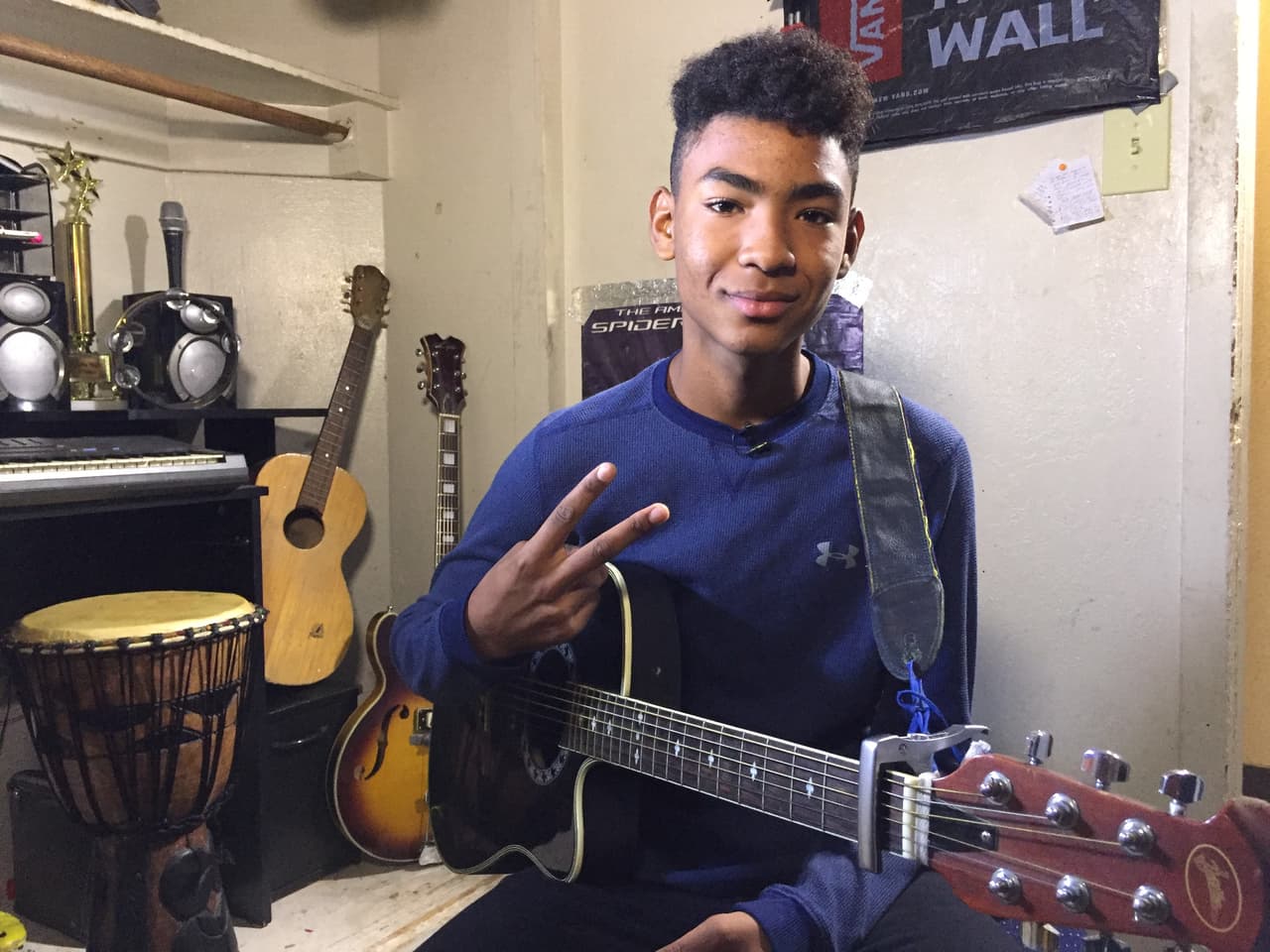 Tiene varias de ellas y le gusta practicar con diferentes melodías.